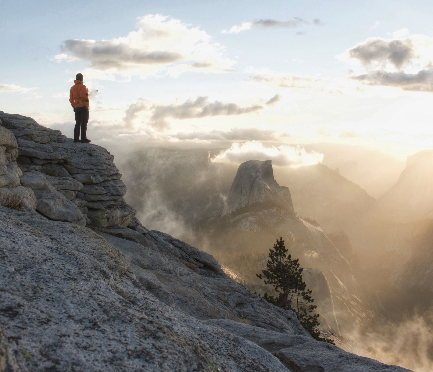 Der Half Dome im Yosemite National Park ist ein auffälliger Granitfelsen und ein beliebtes Fotosujet.