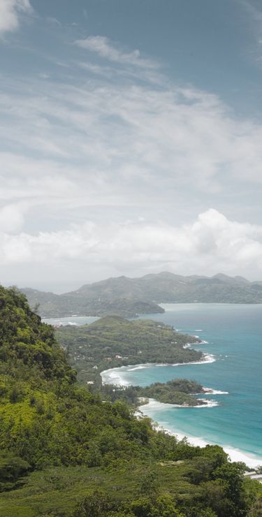 Panoramasicht von der erhöht gelegenen Tea Factory auf die Westküste und den Süden der Hauptinsel Mahé