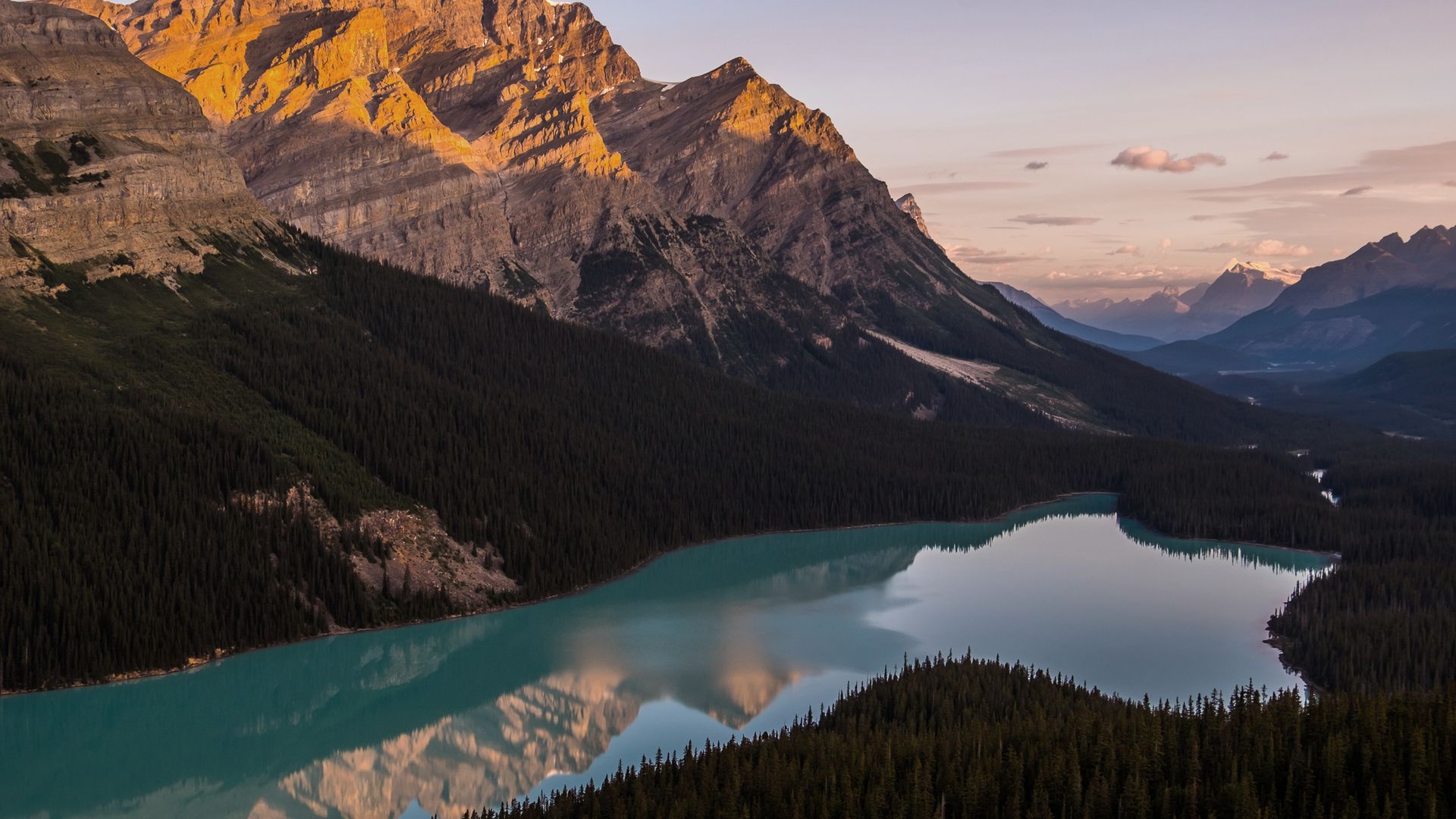 Peyto Lake während des Sonnenaufgangs