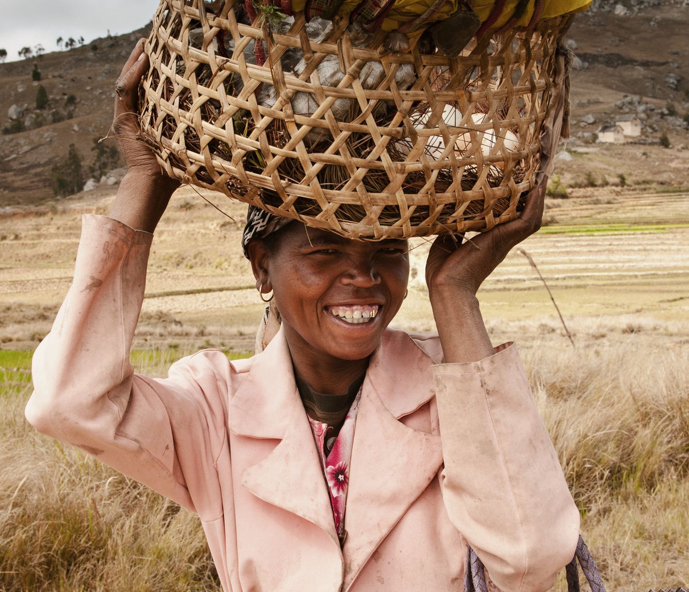 Eine Betsileo-Frau unterwegs entlang der Strassen