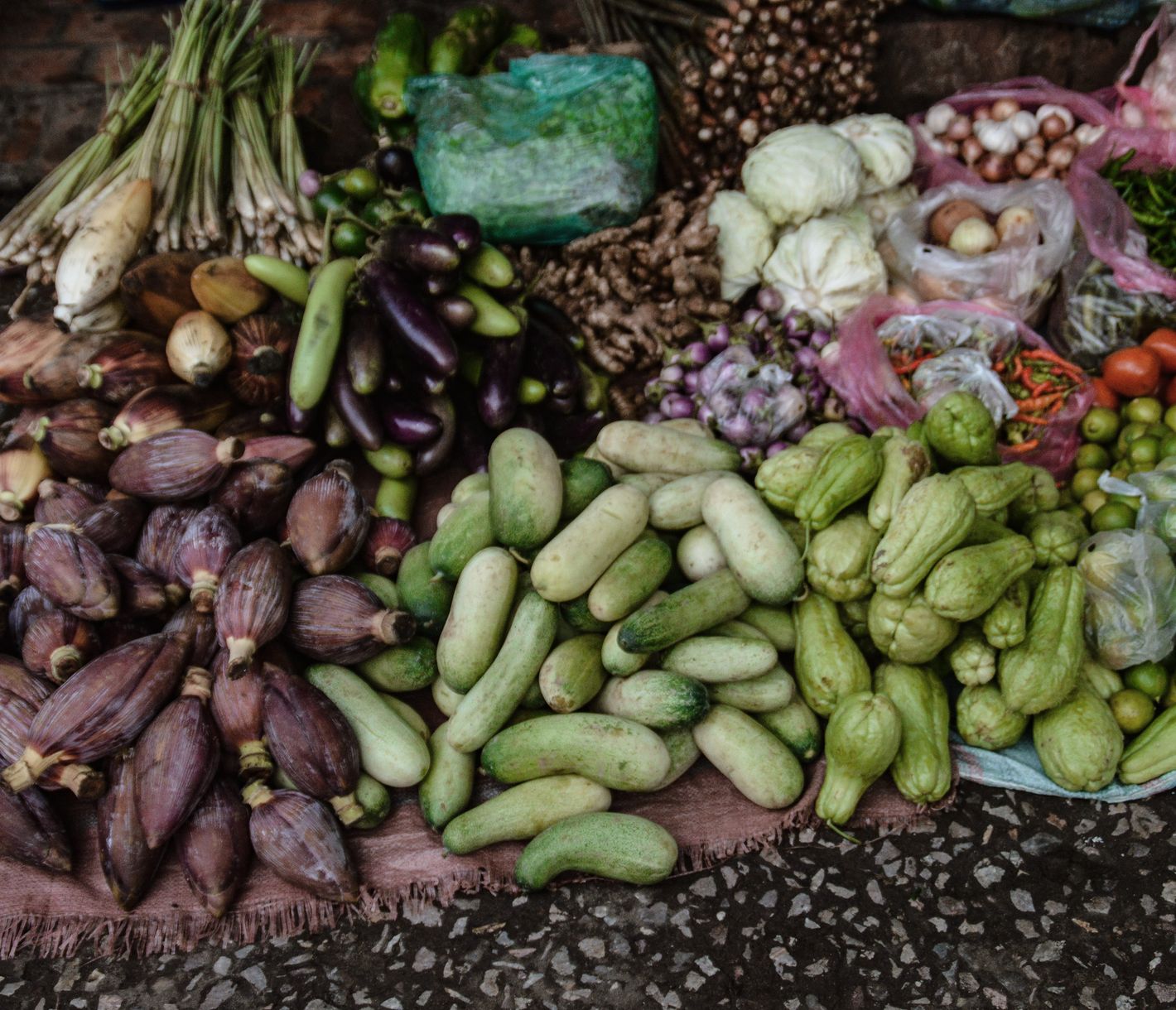 Frisches Obst und Gemüse auf dem lebendigen Morgenmarkt in Luang Prabang