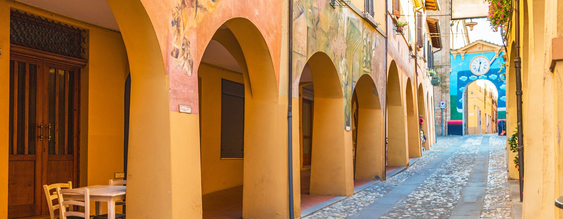 Kunstvoll bemalte Fassaden im Städtchen Dozza