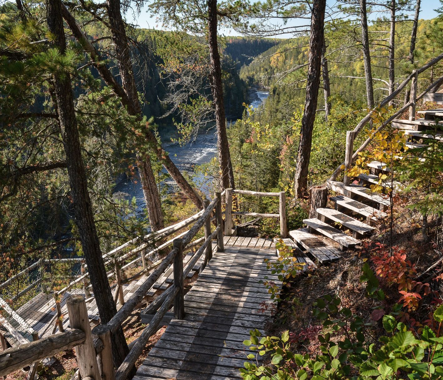 C’est en descendant cet escalier de plus de 300 marches au Canyon des Portes de l’Enfer que vous accéderez à la rivière Rimouski.