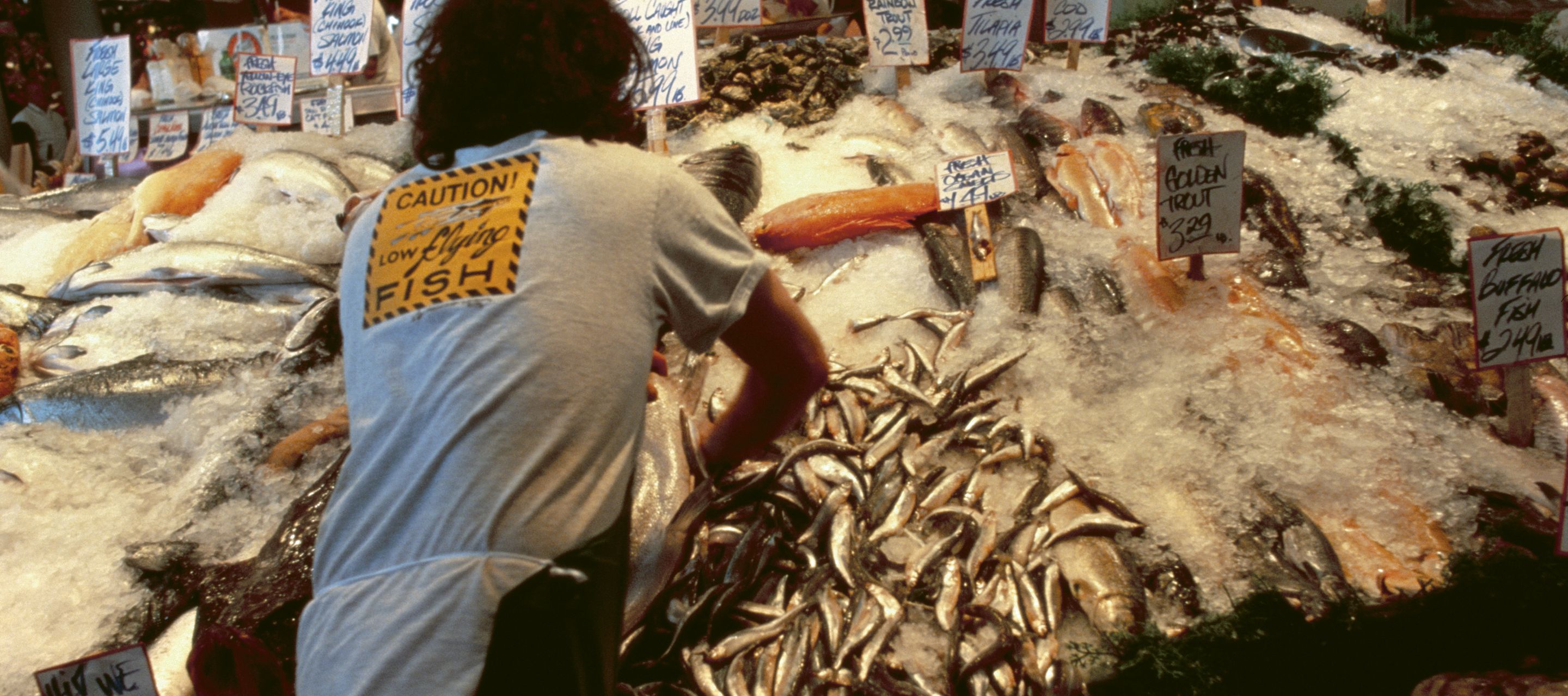 Im geschäftigen Pike Place Market wird unter anderem fangfrischer Fisch verkauft.