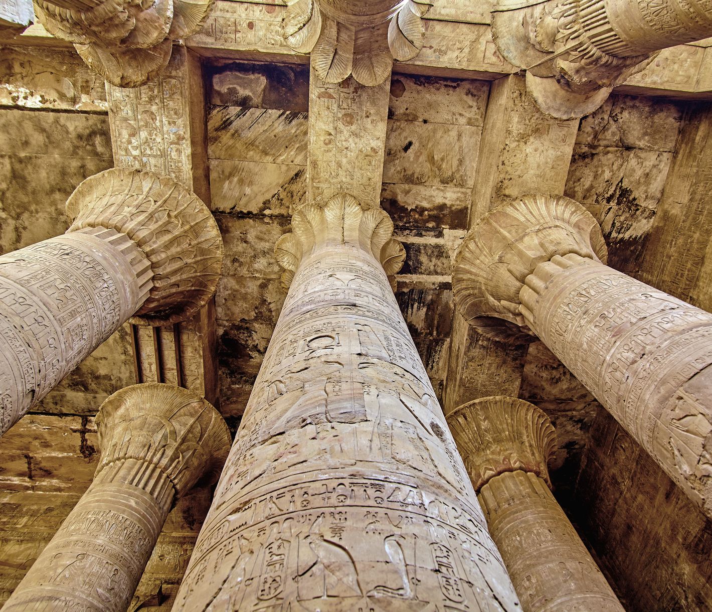 Säulen des Horus-Tempels in Edfu