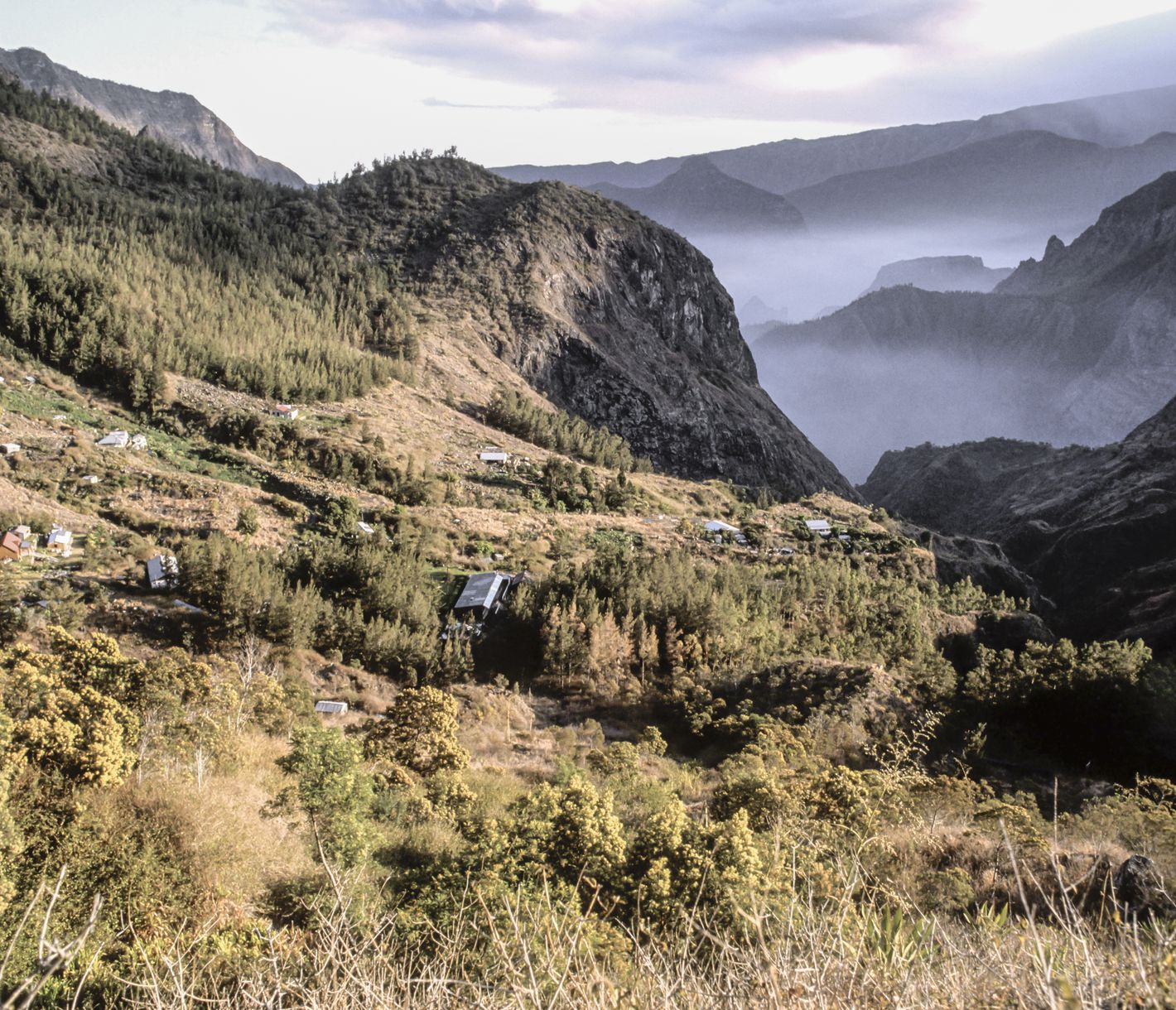 Le village isolé de Roche Plate, situé à environ 1100 m d'altitude, dispose tout de même d'une petite épicerie et de sa propre école.
