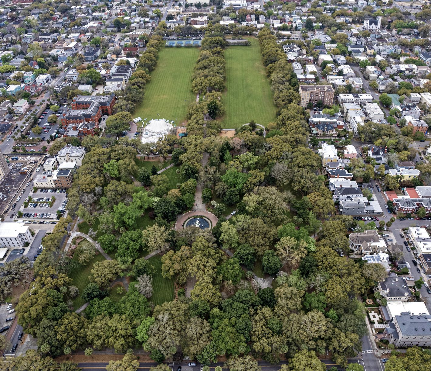 Neben den 22 Plätzen (Sqares), bietet auch der Forsyth Park viel Grün in Savannahs Altstadt.