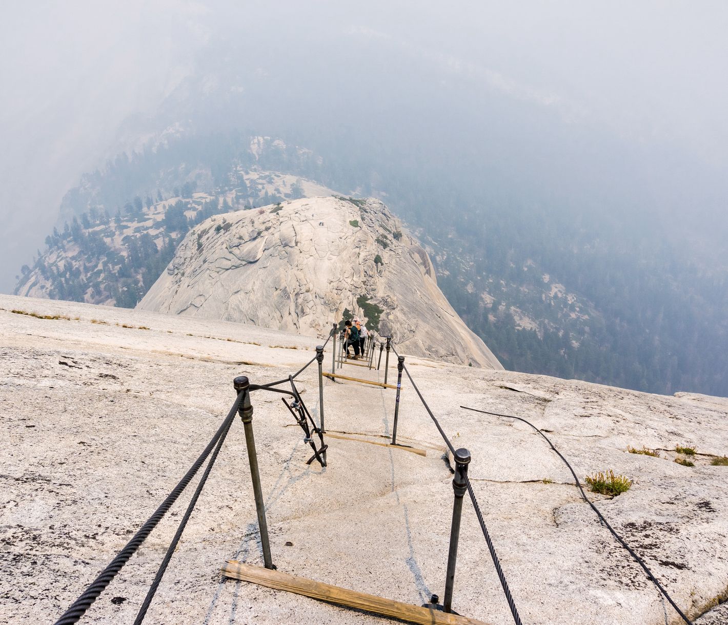 Der letzte Abschnitt vor dem Erklimmen des Half Domes im Yosemite National Park ist nichts für schwindelanfällige Wanderer.