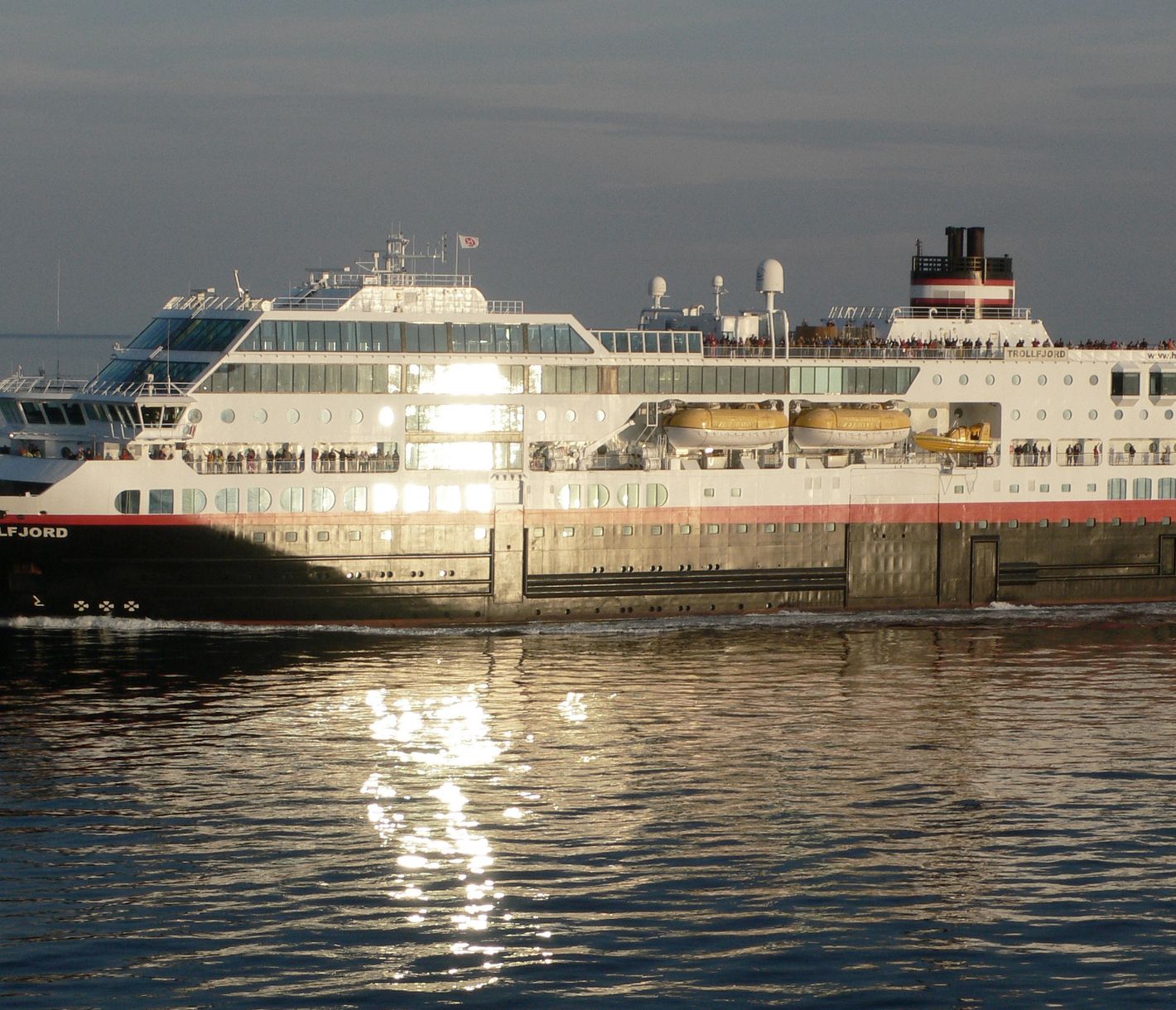 MS Trollfjord im Schein der Mitternachtssonne
