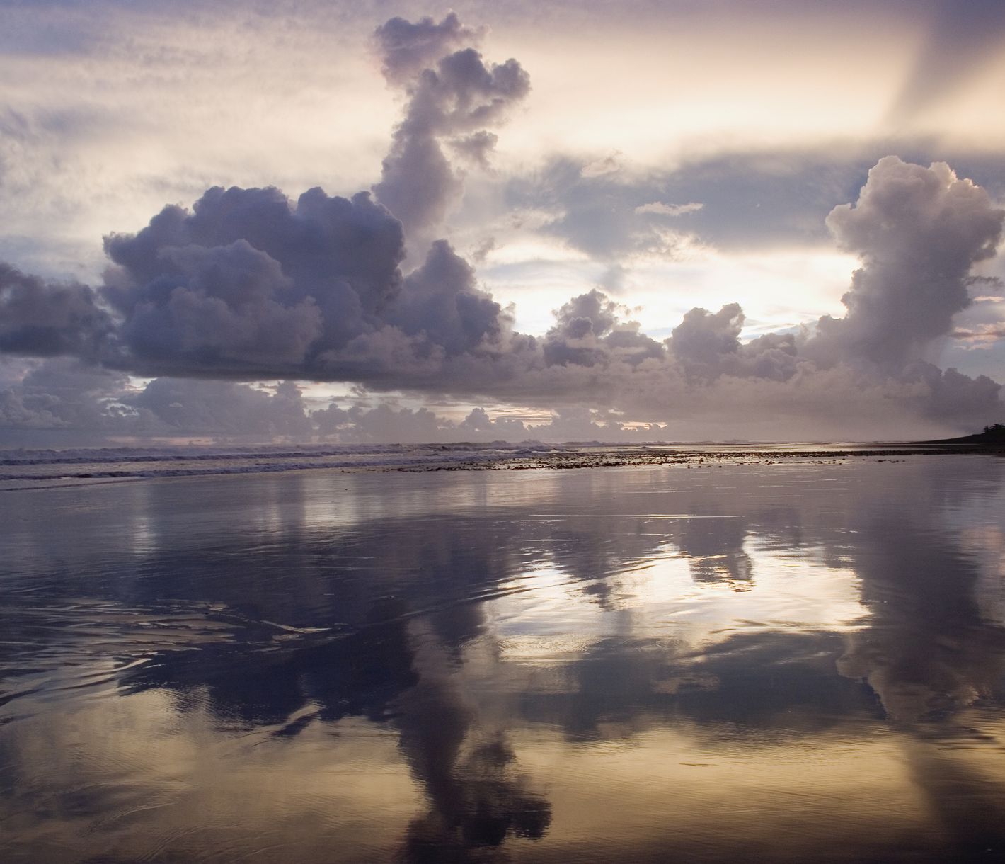 Wunderschöner Sonnenuntergang am Strand von Dominical.