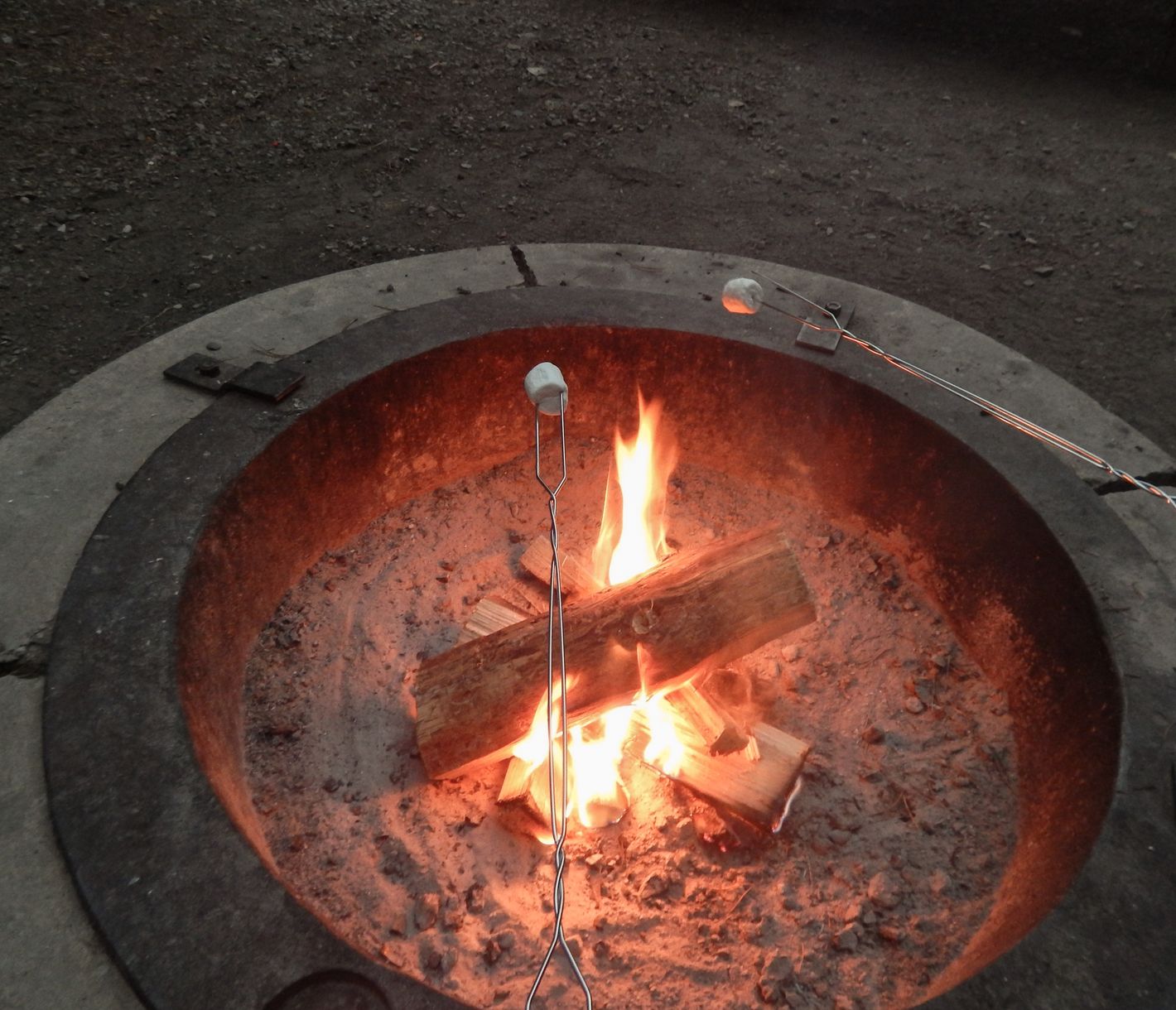 Ein Lagerfeuer bei den endlosen Wäldern des Bridger Teton National Forest lässt jedes Abenteurerherz höher schlagen.