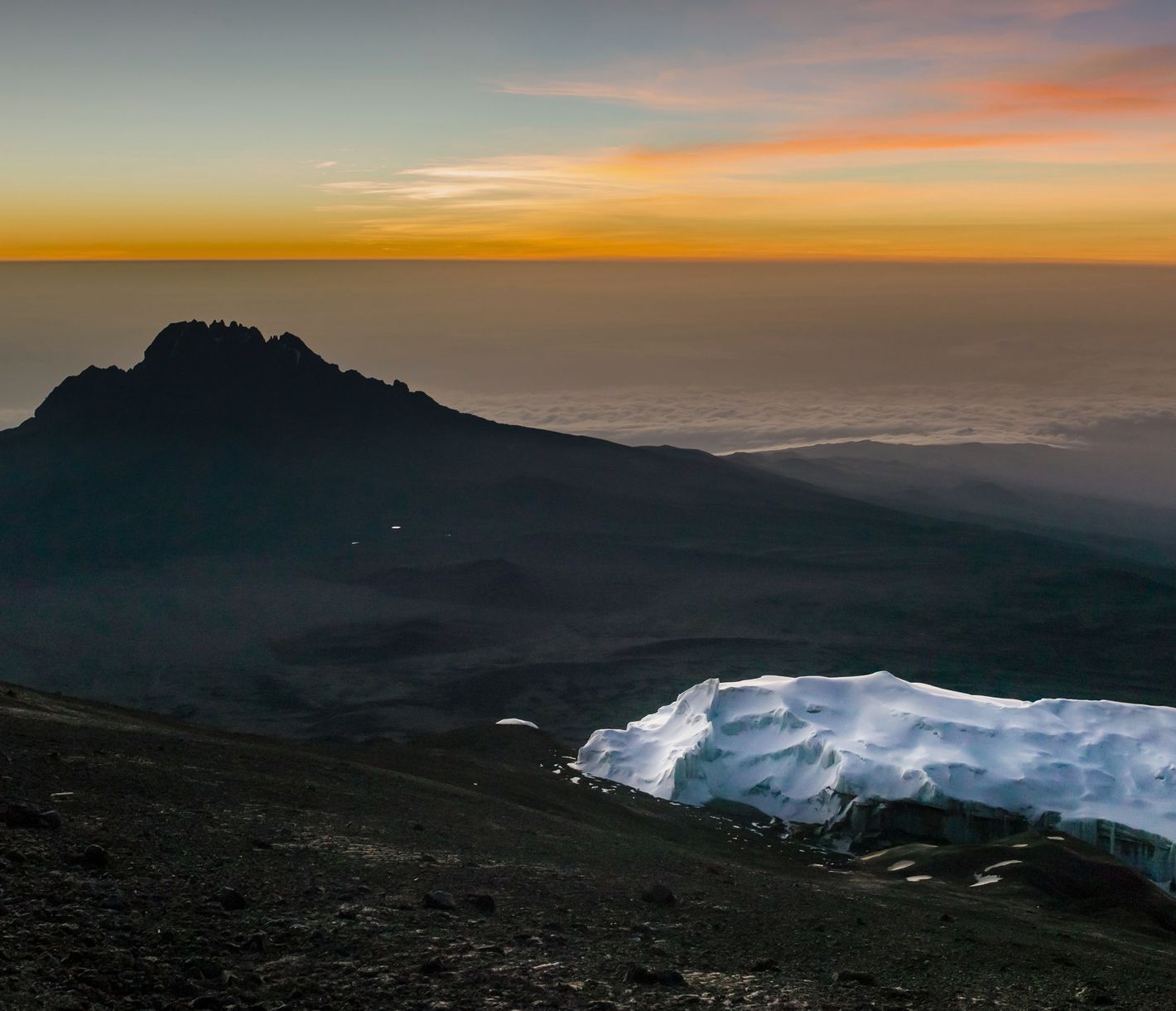 Sonnenaufgang über dem Mawezi vom Kraterrand aus gesehen