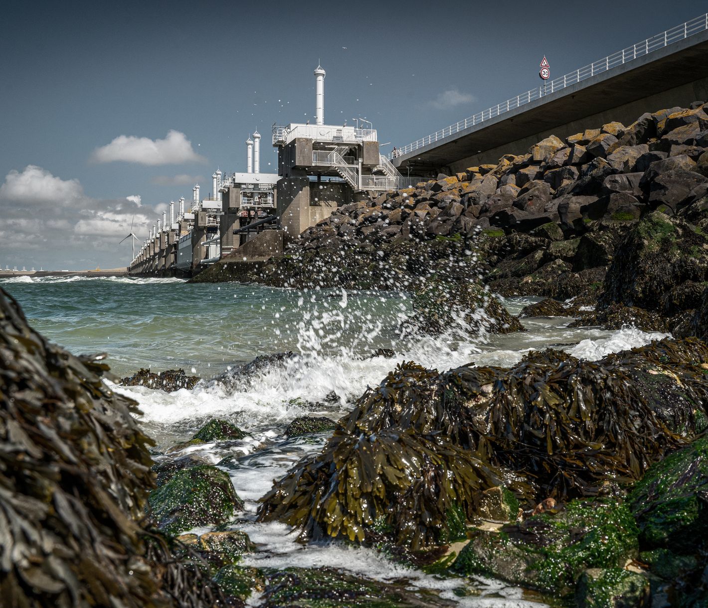 Blick auf das Oosterscheldekering-Sperrwerk in der niederländischen Provinz Zeeland