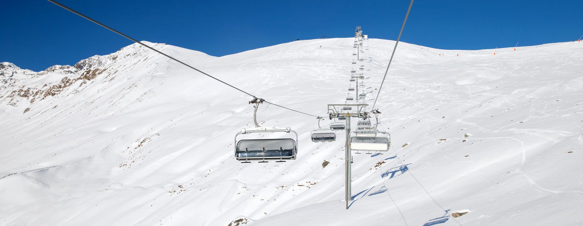 Skilift über der Piste