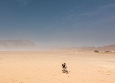 Fahrradfahrt durch die Wüste Jordaniens