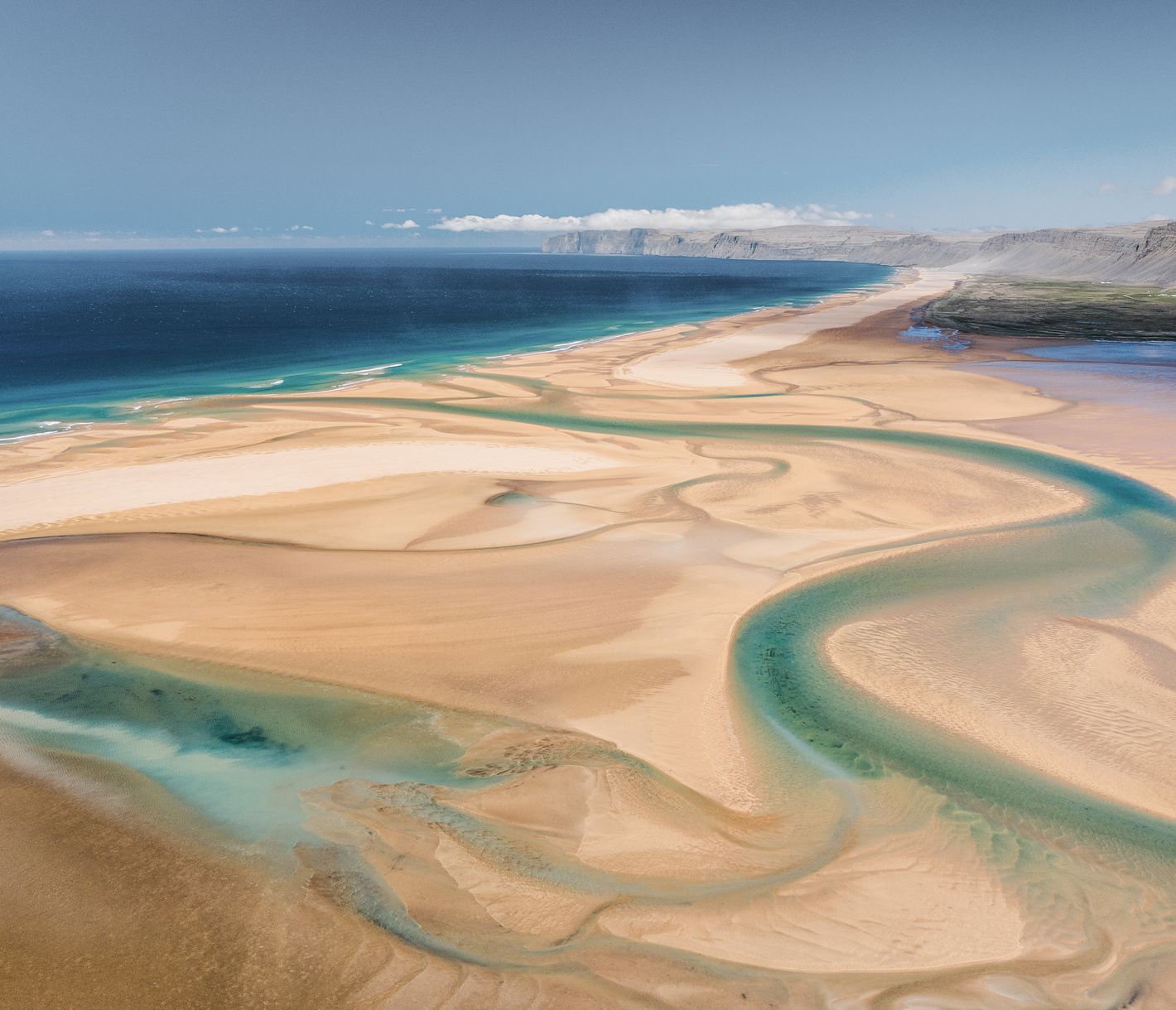 Der vielleicht abgelegendste rote Sandstrand an der Südwestküste der Westfjorde - Raudisandur