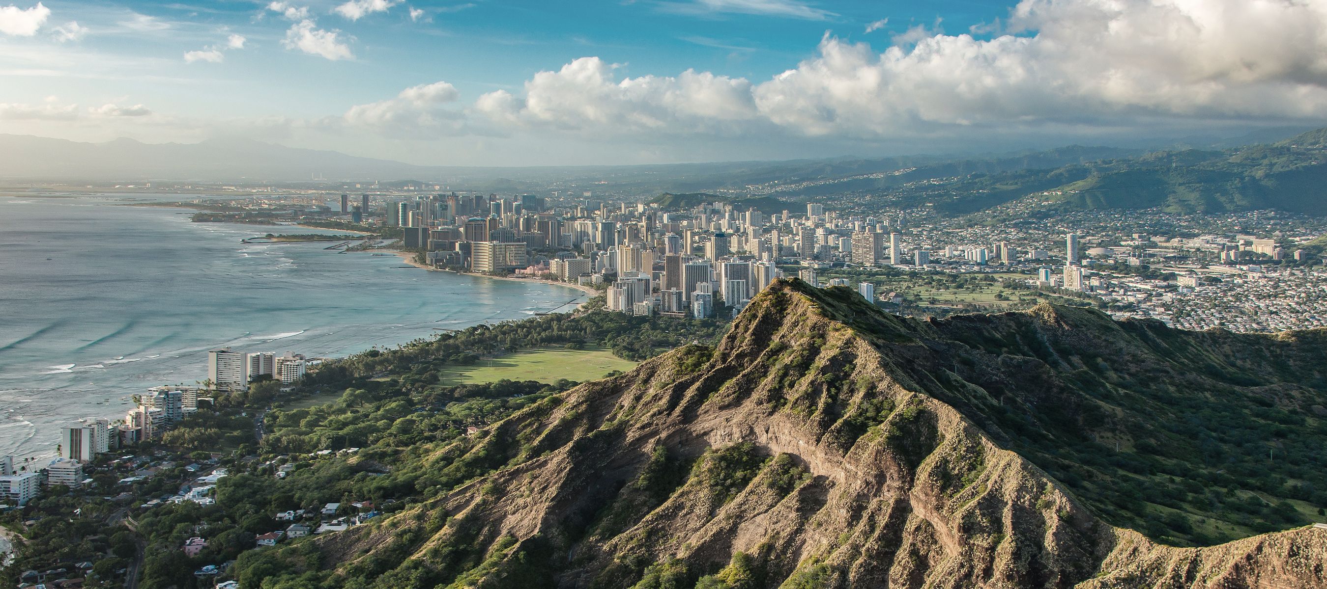 Der Diamond Head, etwas ausserhalb von Waikiki gelegen, ist ein berühmtes Wahrzeichen von Hawaii.