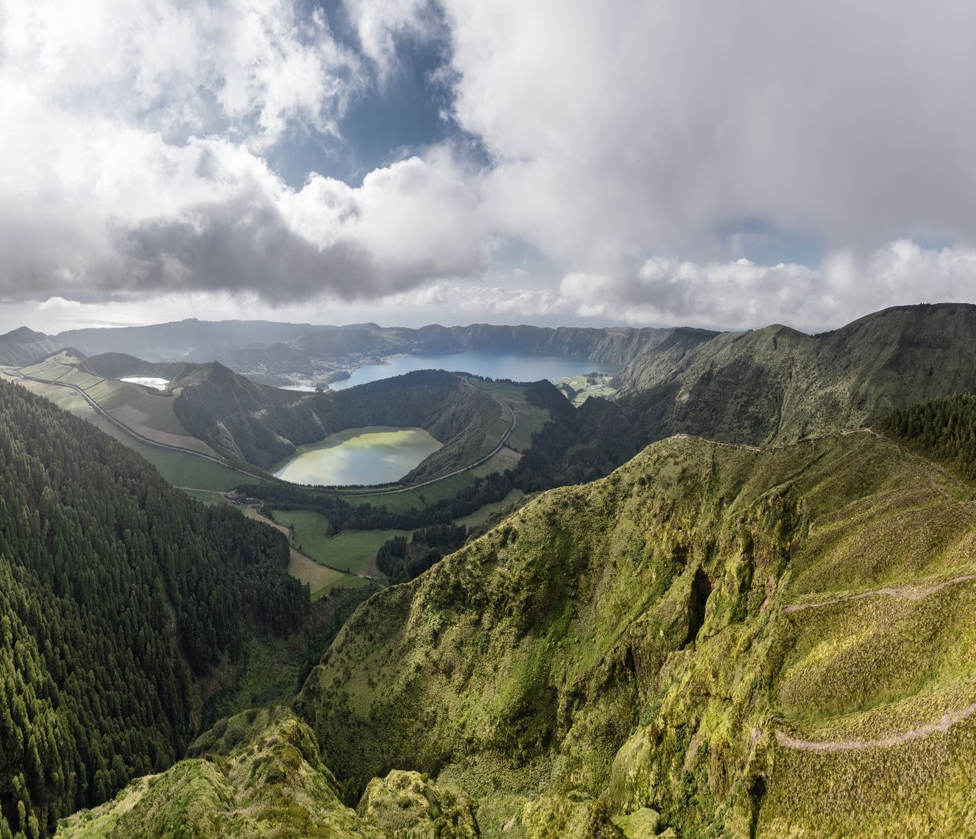 Sete Cidades mit den beiden Seen Lagoa Azul und Lagoa Verde