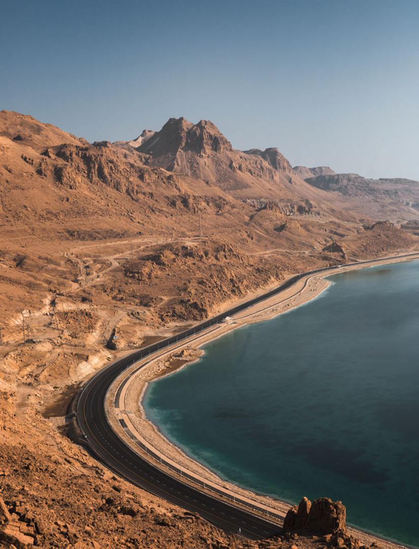Strasse entlang der Küste des Toten Meeres