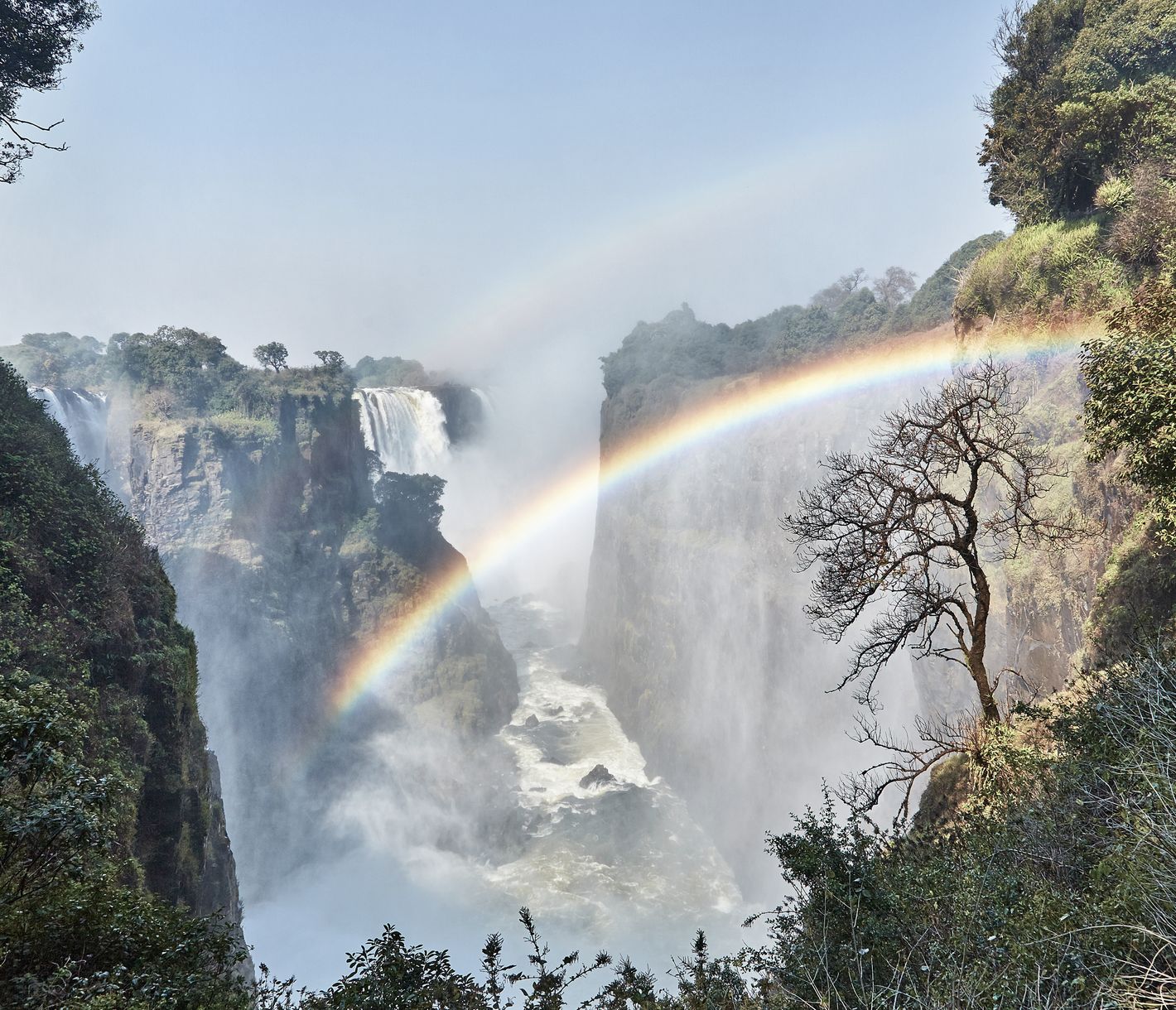 Ein Doppel-Regenbogen entspringt in der Schlucht der Victoriafälle