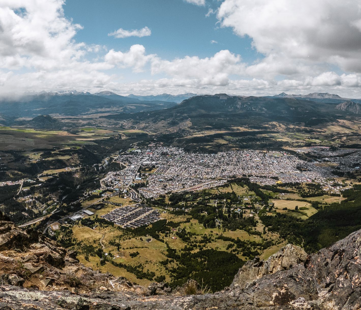 Die Provinzhauptstadt Coyhaique liegt im breiten Tal des Río Simpson.