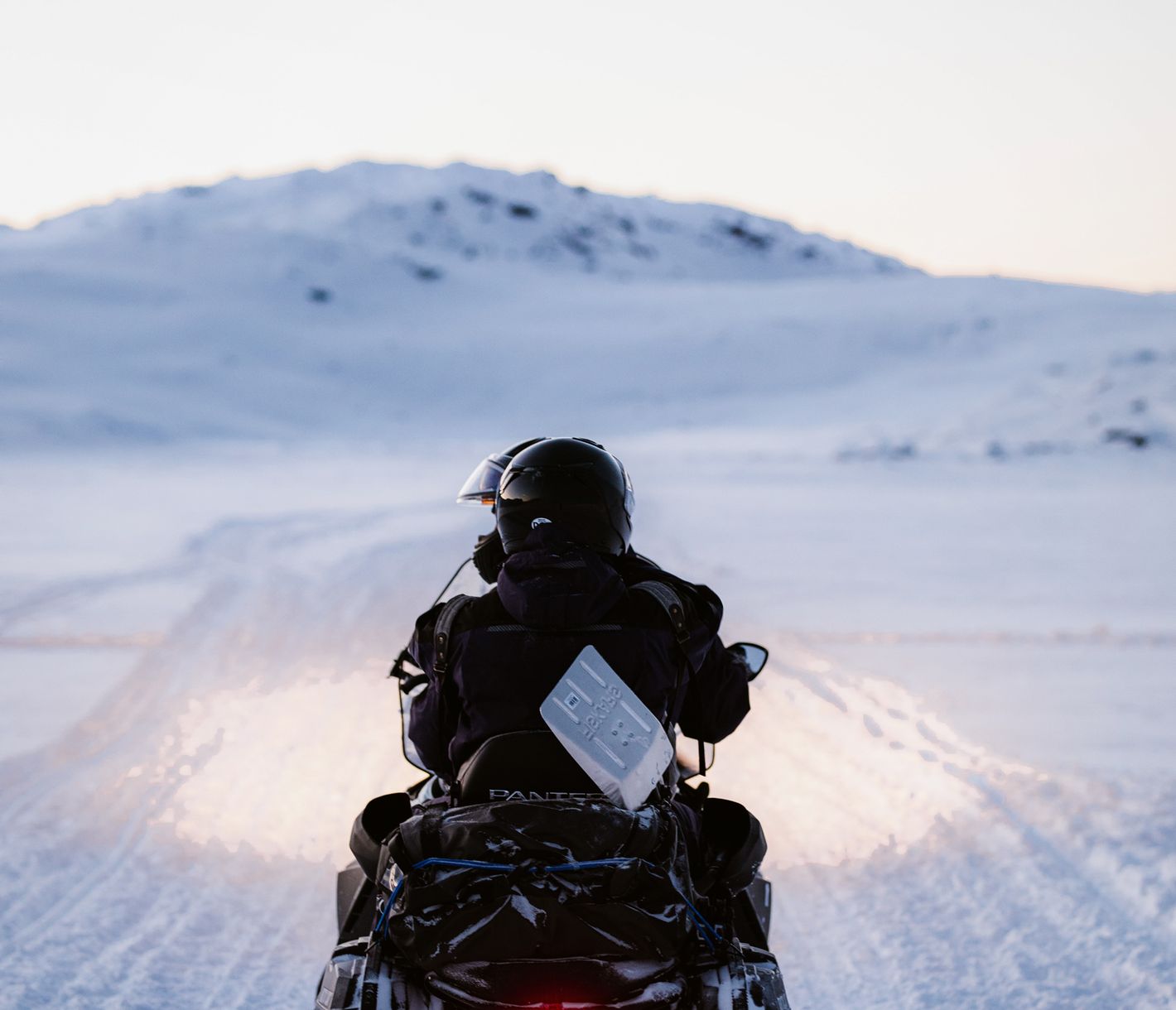Spektakuläre Fahrt mit dem Schneemobil nach Aattartoq
