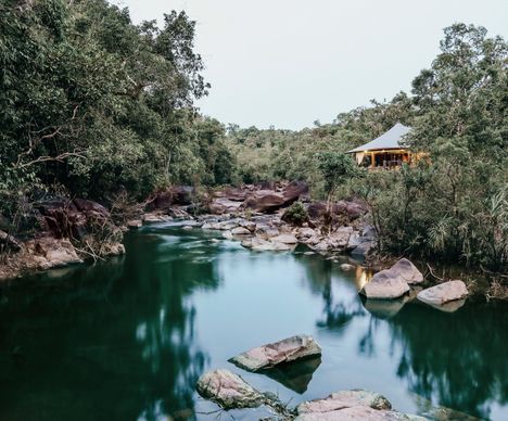 Ein luxuriöses Zelt mit allen Annehmlichkeiten im unberührten kambodschanischen Dschungel