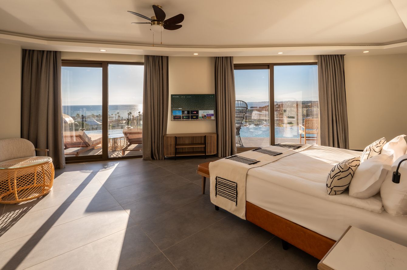 Suite Corner Swim-Up