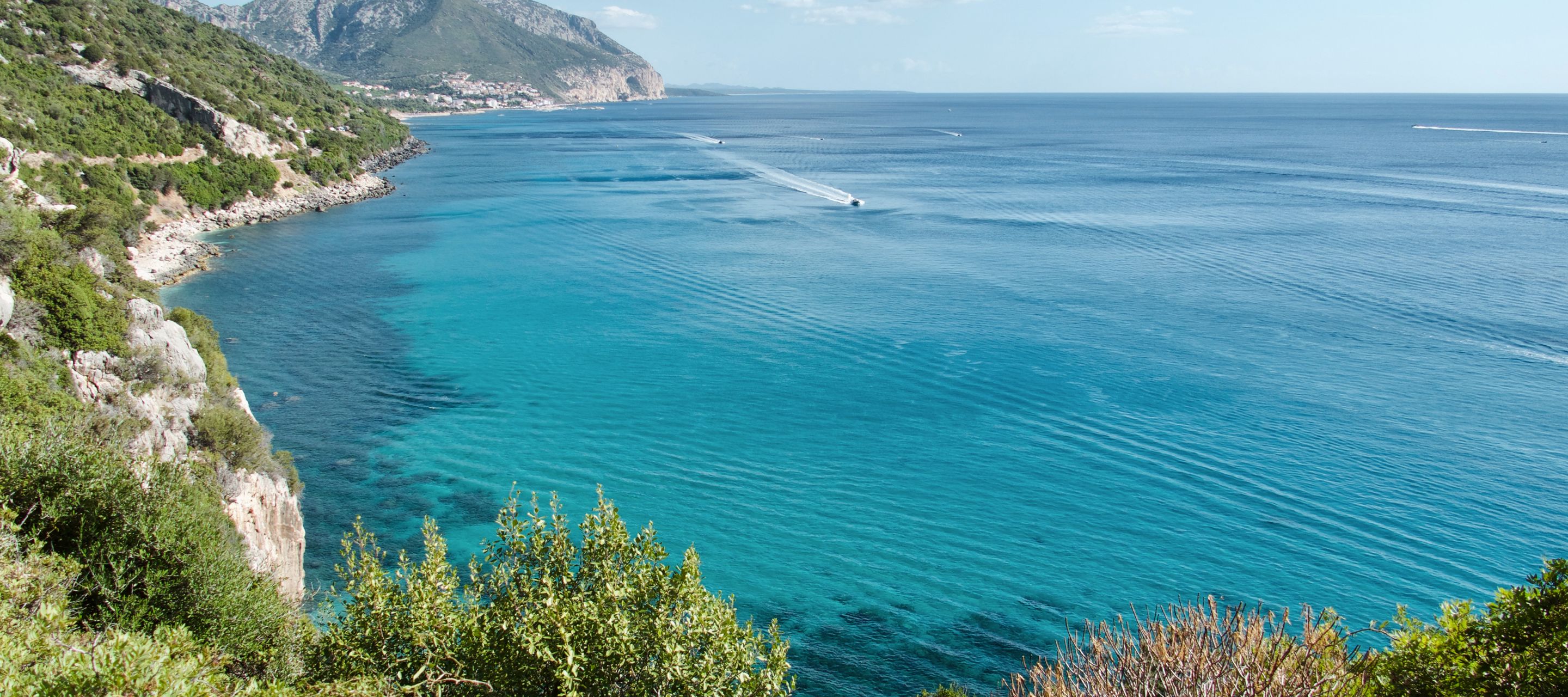 Gala Gonone, petit village de pêcheurs est devenu la station balnéaire vedette du Golfo di Orosei, à l'est du grand parc national qui relie ce littoral au Gennargentu.