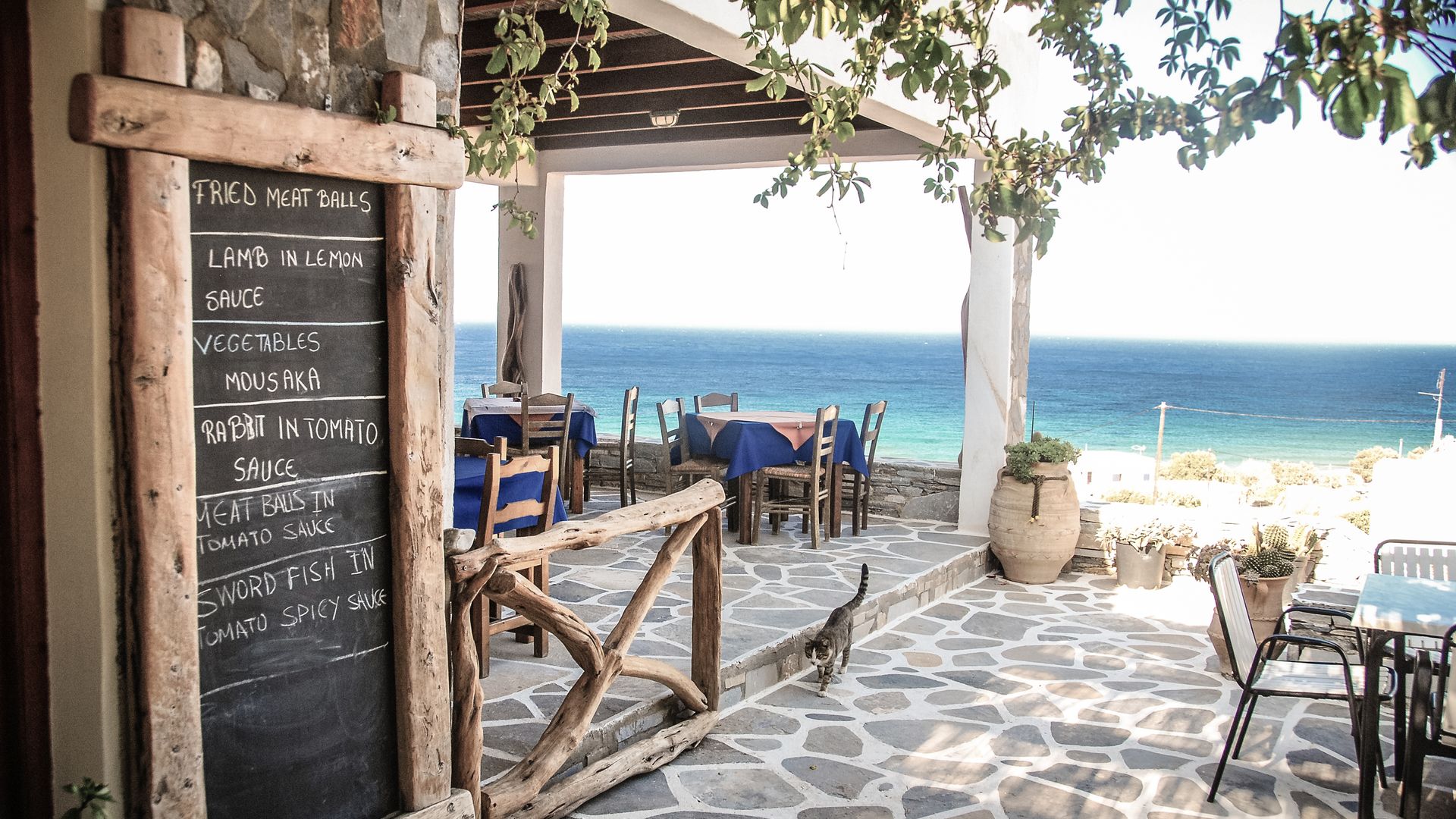 Griechische Taverne mit Ausblick auf Ios