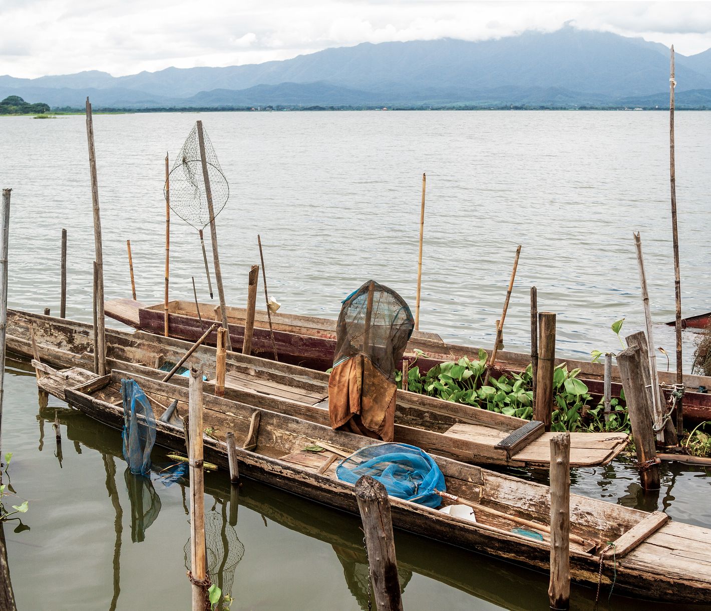 Traditionelle Fischerboote schaukeln rhythmisch auf dem malerischen Phayao-See.