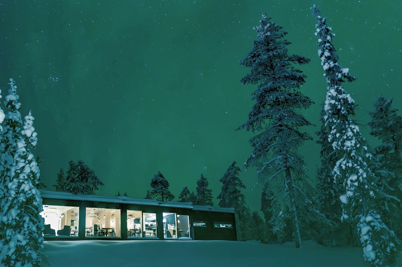 Aurora Borealis über dem Restaurant der Arctic Skylight Lodge