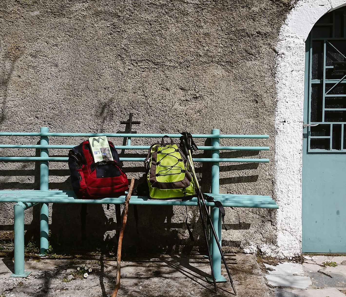 Wanderpause bei der Agia-Paraskevi-Kapelle zwischen Magouliana und Valtesiniko