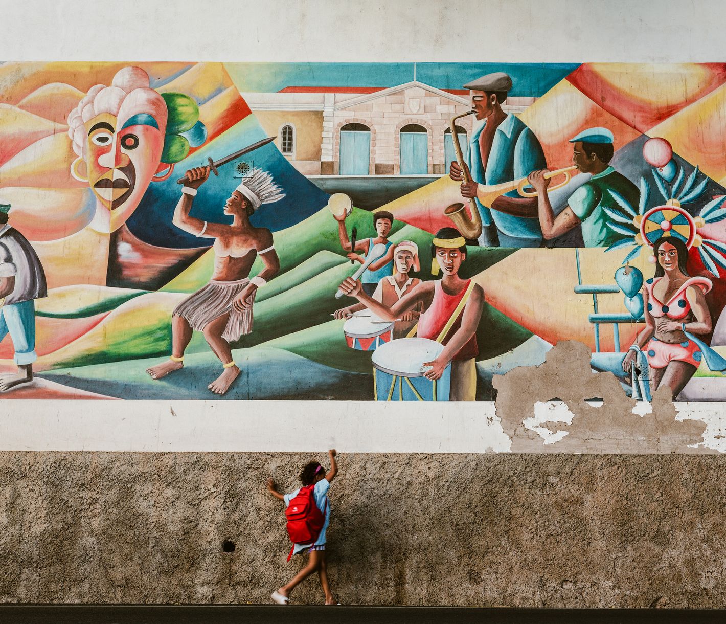 Tanzend an den Wandmalereien vorbei – Ribeira Bote ist Kunst und Kultur.