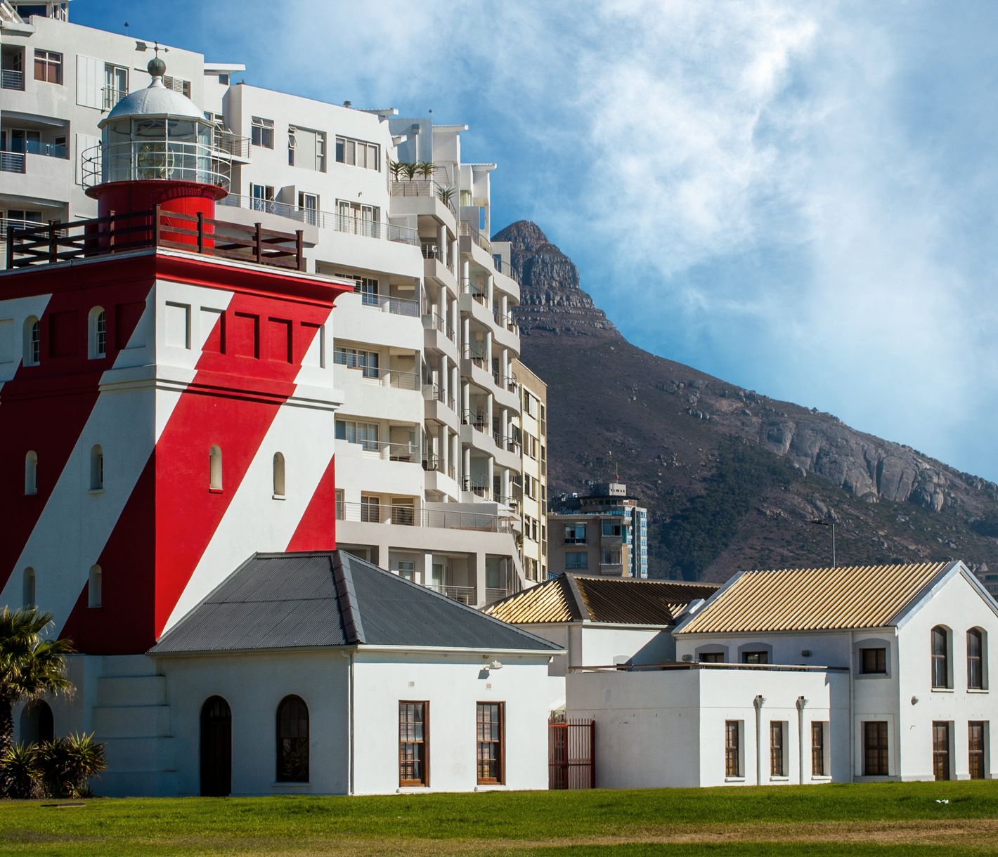 Der Green-Point-Leuchtturm in Kapstadt, nahe an den Wohnhäusern