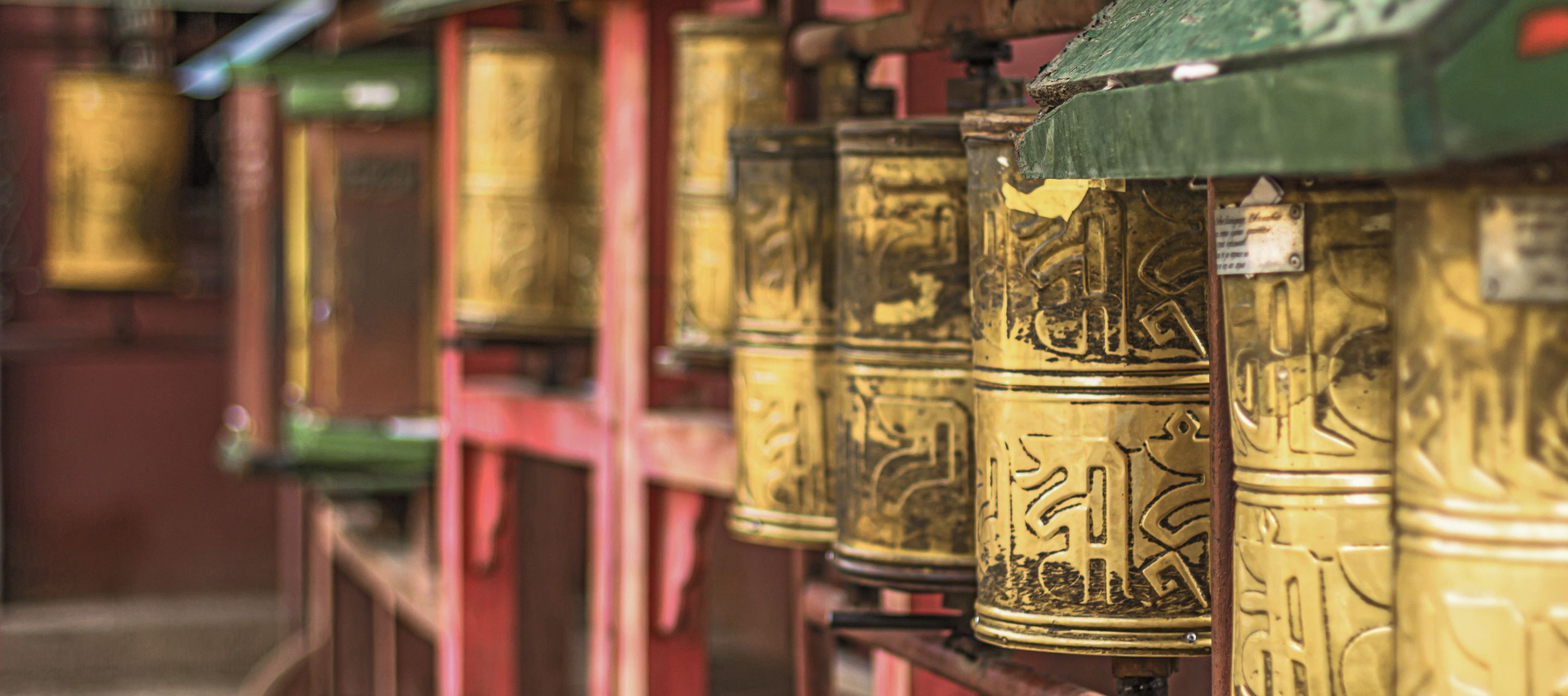 Gebetsmühlen säumen oft den Weg zu Tempeln. Bedient man sie korrekt, verhelfen sie zu gutem Karma.