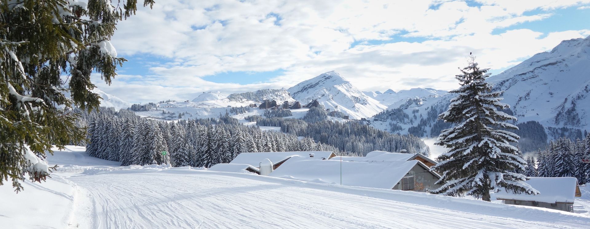 Frischer Frühlingsschnee auf den Skipisten
