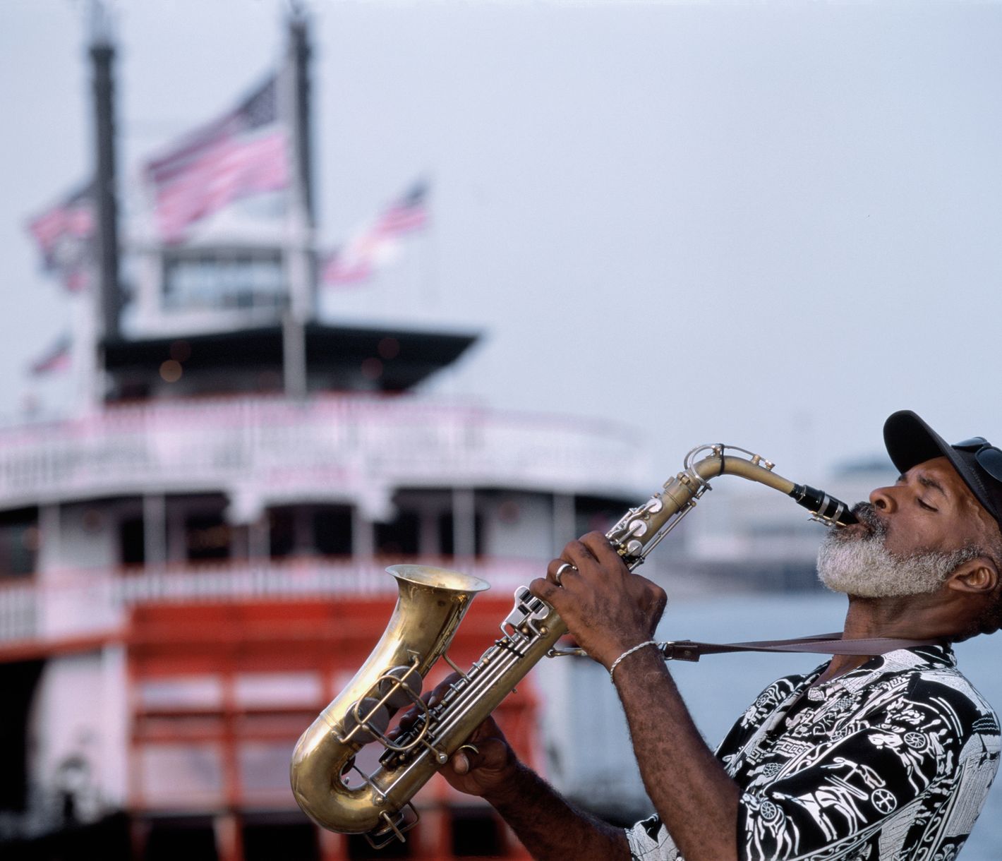 Saxophonist am Hafen von New Orleans
