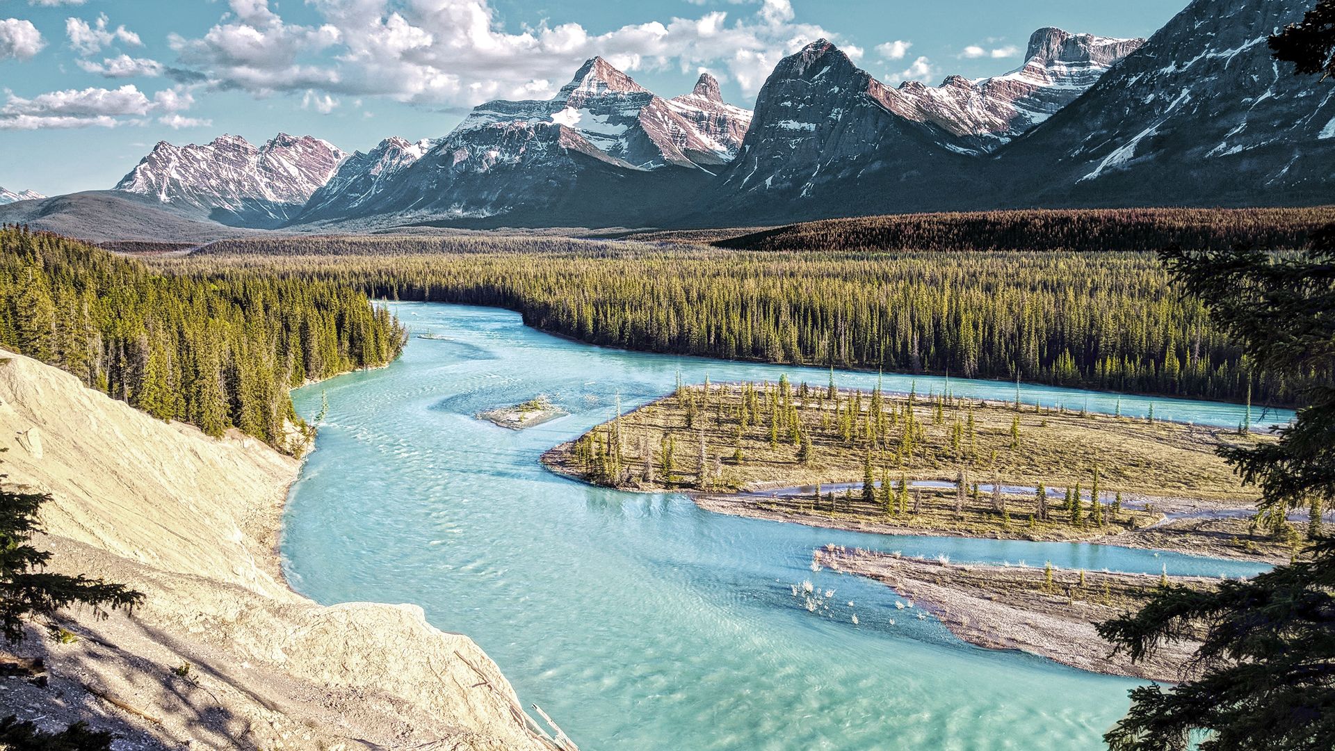 Der Athabasca River und die Fryatt Mountains