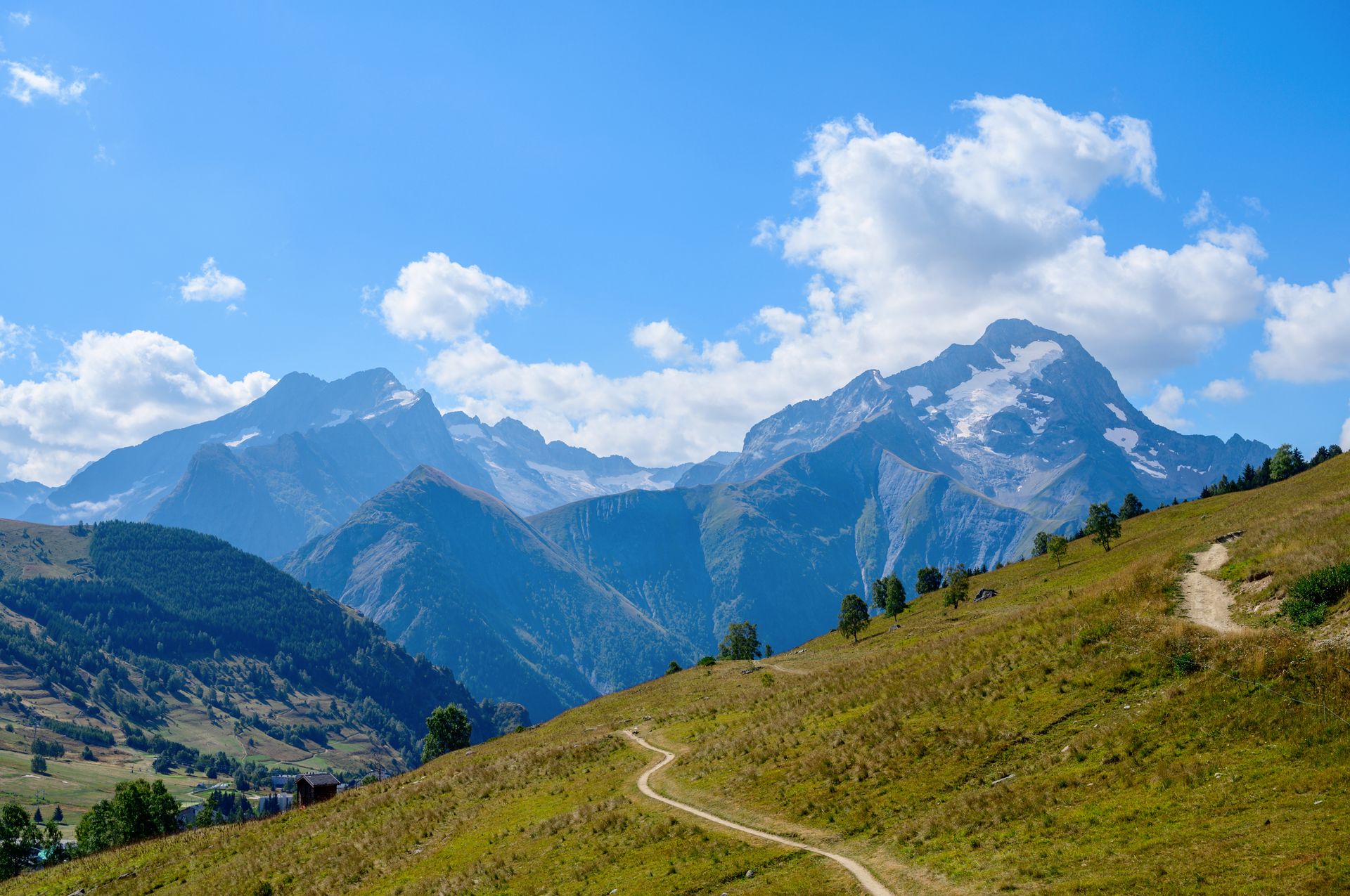 Sentier de randonnée dans les montagnes