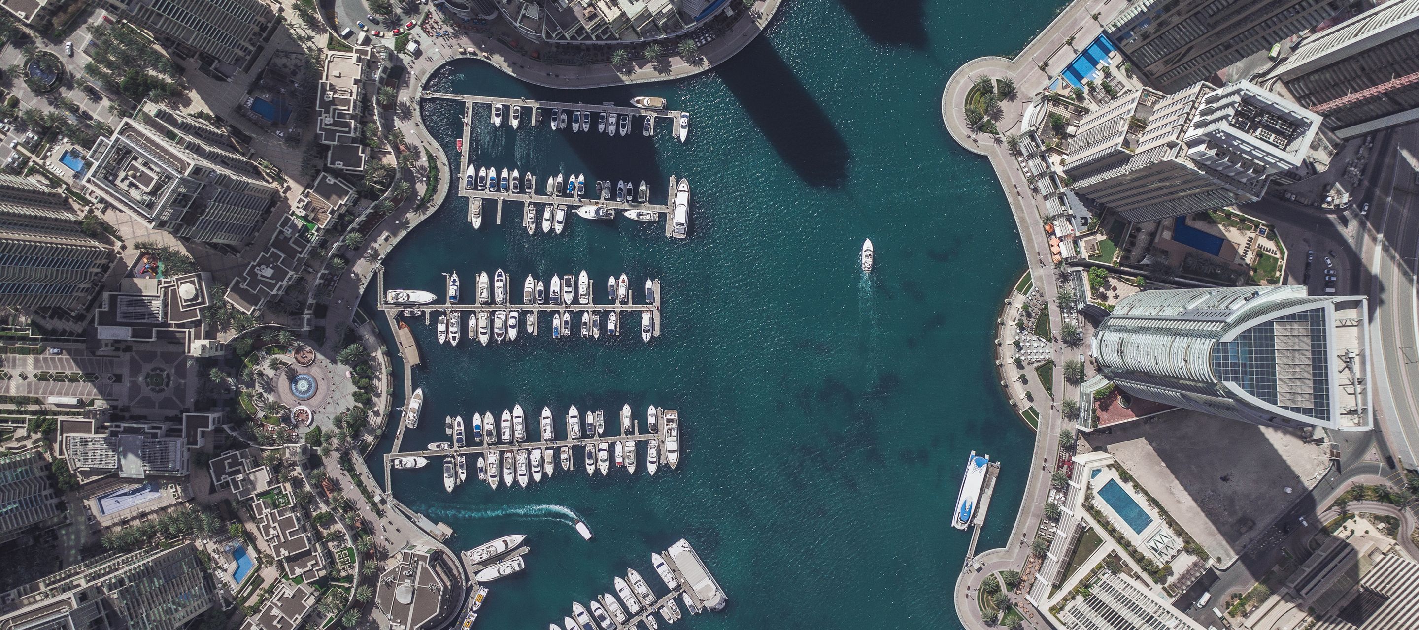 Reges Treiben in der Dubai Marina