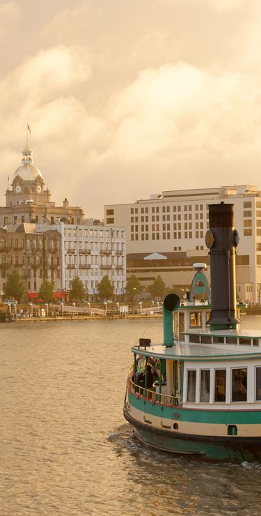 Georgia Reisen - An der Savannah Waterfront herrscht Hafenatmosphäre, während man den vorbeifahrenden Schiffen zuschaut.