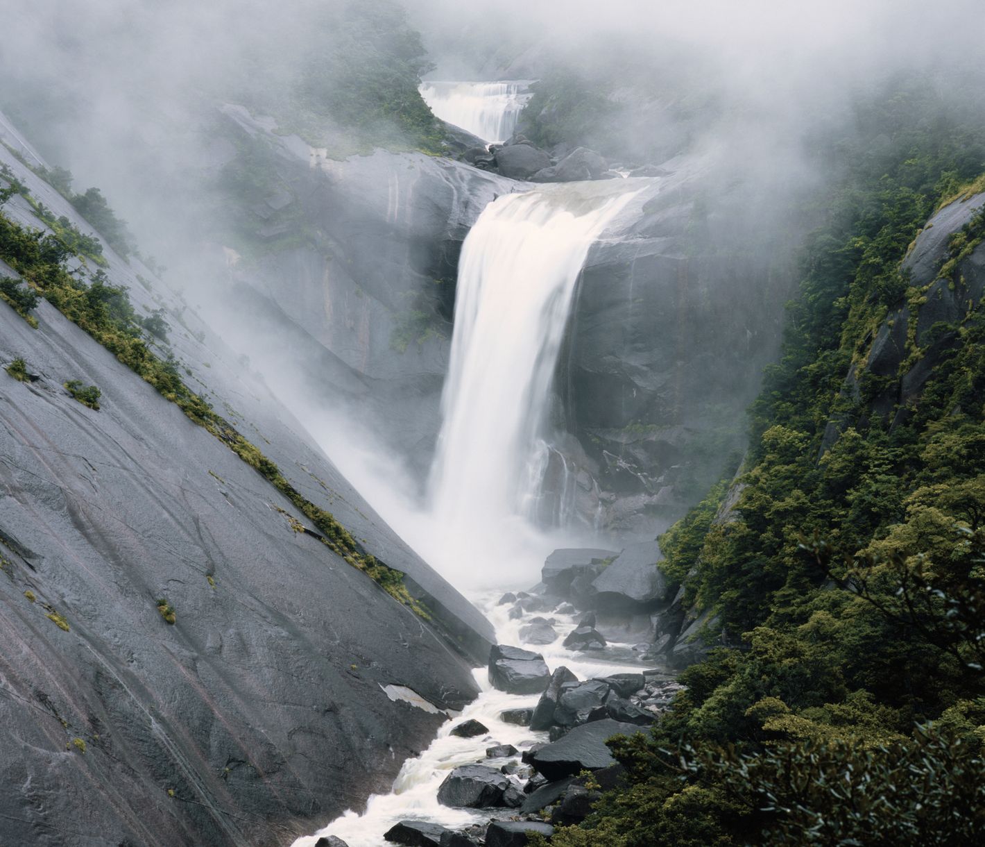 Spektakuläre Aussicht beim Senpiro-Wasserfall