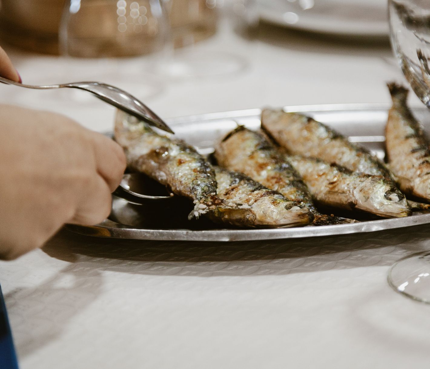 Gegrillte Sardinen – Eine Spezialität Nordportugals