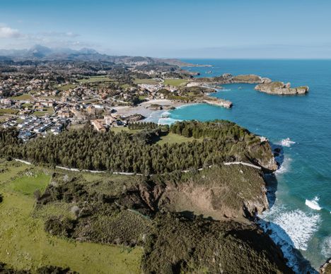 Celorio, westlich von Llanes, liegt inmitten einer üppigen, grünen Landschaft, die typisch für Asturien ist.