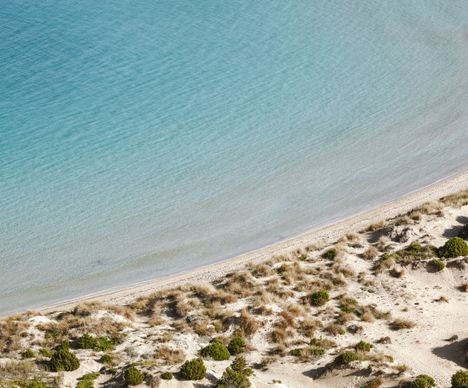 Voidokilia Beach – Naturschönheit mit kristallklarem Wasser und perfektem Sandbogen