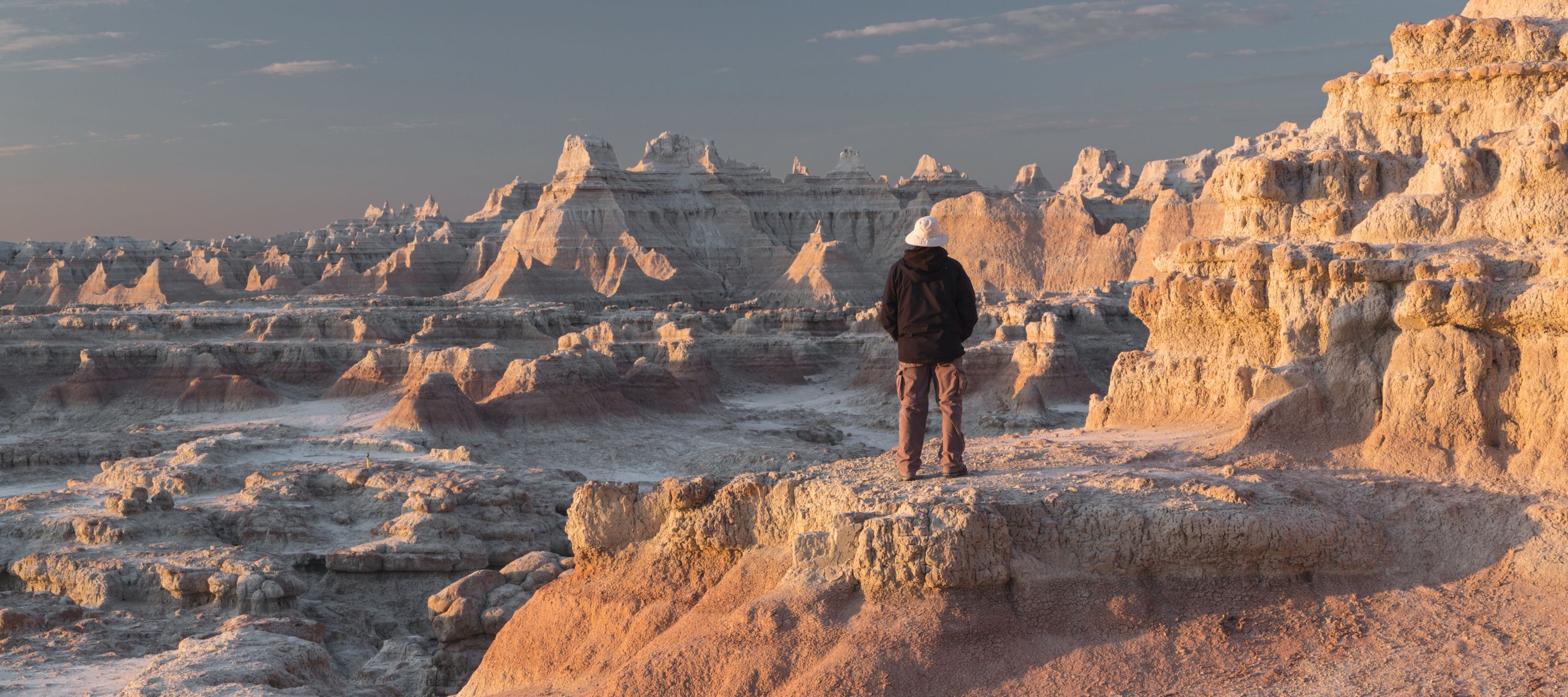 Der Badlands National Park ist ein Wunderland aus bizarren, farbenfrohen Spitzen, massiven Felsen und tiefen Canyons.