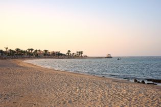 Der Strand von Marsa Alam bietet feinen Sand und klares Wasser, ideal zum Entspannen und für Wassersportaktivitäten.