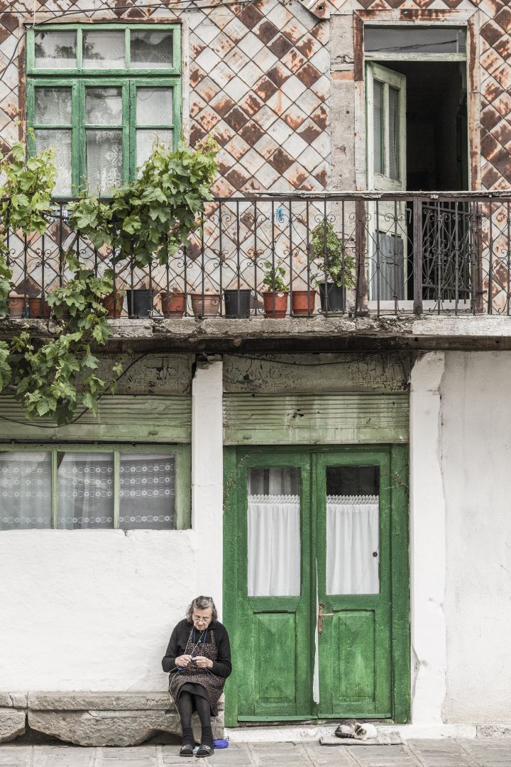 Cadre idyllique au bord de la plage d'Erseka, sud-est de l’Albanie