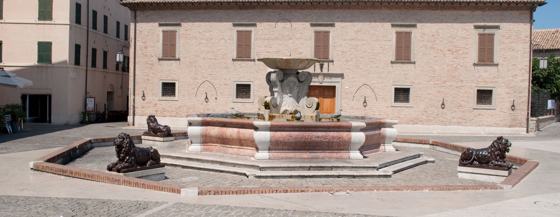 Fontana dei Leoni und Palazetto Baviera